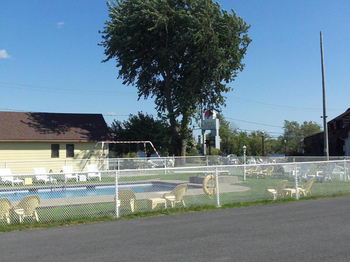 Auberge Harris Saint-Jean-sur-Richelieu Exterior photo